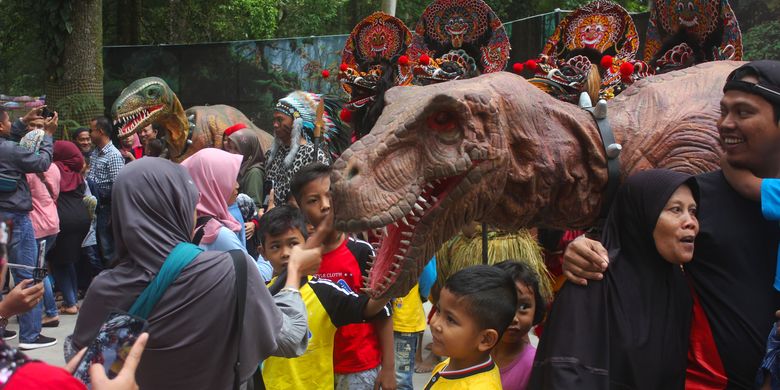 Swafoto dengan T Rex. Pada libur tahun baru 2019 pengelola Mojosemi Forest Park di Magetan, Jatim, menampilkan dino show, sebuah drama dimana 2 peneliti tersesat di zaman dinosaurus. Pergelaran tersebut mampu menyedot pengunjung hingga 25.000 orang.