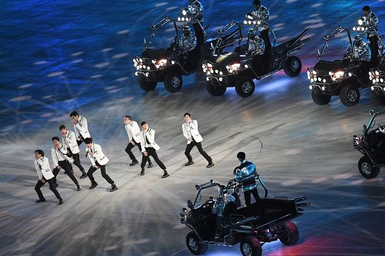 Boyband EXO tampil di upacara penutupan Olimpiade Musim Dingin 2018 di Pyeongchang, Korea Selatan, Minggu (25/2/2018).