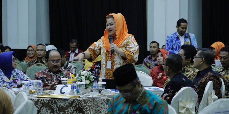 Wakil Wali Kota Semarang, Hevearita Gunaryanti Rahayu mewakili Kota Semarang menerima penghargaan dari Kementerian Kesehatan karena telah mengupayakan 5 pilar Sanitasi Total Berbasis Masyarakat (STBM), di Auditorium Siwabessy, Kantor Kementerian Kesehatan Jakarta, Kamis (18/10/2018).
