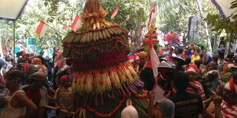 Ratusan warga Desa Mlilir, Kecamatan Gubug, Kabupaten Grobogan‎, Jawa Tengah, rela berdesak-desakan berebut gunungan dalam tradisi apitan yang digelar Sabtu (19/8/2017) siang.