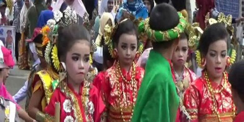 Karnaval budaya yang mengusung tema keberagaman budaya nusantara dalam rangka menyambut HUT ke-72 Republik Indonesia berlangsung meriah di Polewali Mandar Sulawesi Barat, Minggu (20/8/2017).