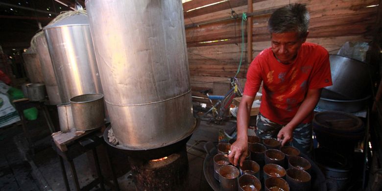 Proses pembuatan kue keranjang di industri rumah tangga milik Tan Joe Lie di di Jalan Veteran Gang Syukur 3, Pontianak, Kalimantan Barat, Kamis (8/2/2018). Kue keranjang merupakan penganan khas berbahan dasar ketan dan gula pasir yang selalu tersaji setiap perayaan Imlek.