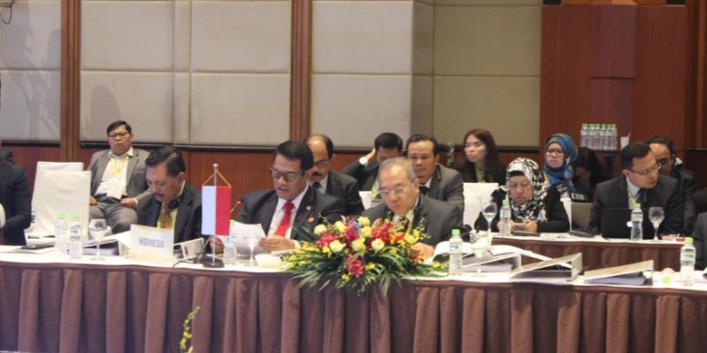 Menteri Pertanian Andi Amran Sulaiman (tengah pakai kacamata) dalam forum pertemuan Menteri Pertanian , Perikanan dan Kehutanan ASEAN (AMAF) ke-40 di Hanoi, Vietnam, yang berlangsung dari 11-12 Oktober 2018.
