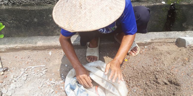 Pak Sarono, tunanetra yang bekerja sebagai pemecah batu untuk biayai 75 anak yatim, Cipinang Besar Selatan, Jakarta Timur.