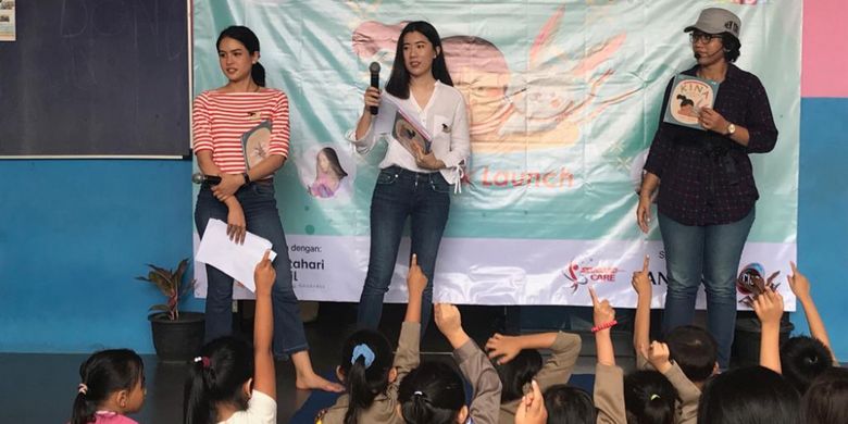 Maudy Ayunda berinteraksi dengan anak-anak saat peluncuran buku cerita anak pertamanya Kina and Her Fluffy Bunny di RPTRA Bagus, Jakarta, Kamis (21/2/19)