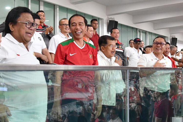Presiden Joko Widodo bersorak dari tempat duduk penonton.