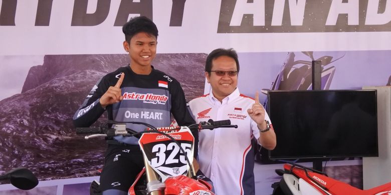 Direktur Pemasaran Astra Honda Motor (AHM) Thomas Wijaya bersama Kroser Astra Honda Racing Team (AHRT) Muhammad Delvintor Alfarizi (17) sedang berfoto dalam acara meet and greet dengan komunitas motor trail di Sirkuit BSB, Mijen Semarang, Minggu (14/7/2019).