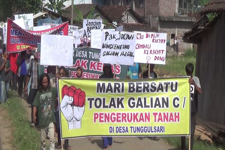 Warga desa Tunggulsari Kecamatan Brangsong Kabupaten Kendal, saat melakukan aksi demo. KOMPAS.Com/SLAMET PRIYATIN