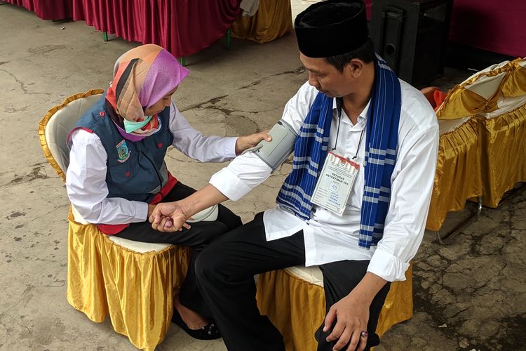 Pemeriksaan kesehatan di lokasi TPS yang melakukan PSU di Ciputat pada Rabu (24/4/2019)