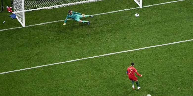 Cristiano Ronaldo mencetak gol melalui titik penalti pada pertandingan Grup B Piala Dunia 2018, Portugal vs Spanyol, di Sochi, 15 Juni 2018. 