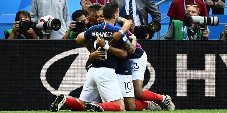 Kylian Mbappe dan Lucas Hernandez merayakan gol Perancis ke gawang Argentina pada babak 16 besar Piala Dunia 2018 di Kazan Arena, 30 Juni 2018. 