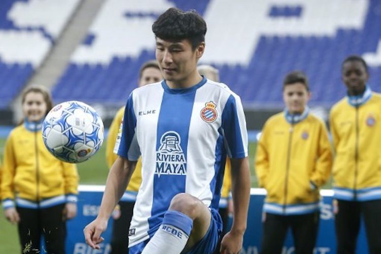 Wu Lei diperkenalkan sebagai pemain baru Espanyol di Stadion RCDE, 29 Januari 2019. 