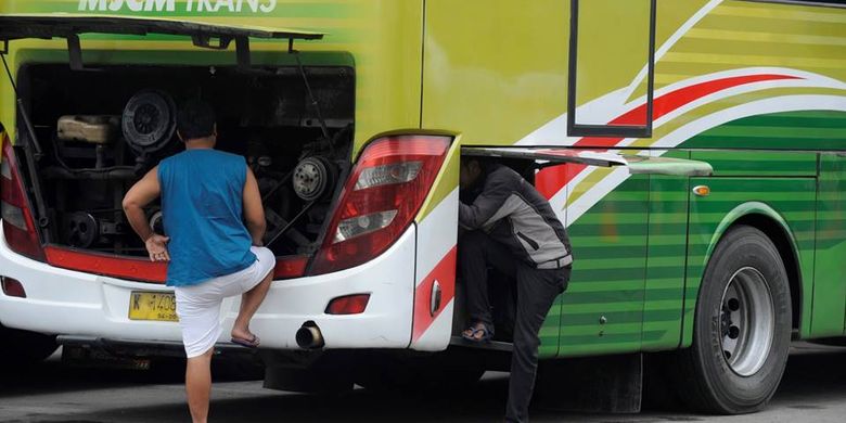 Awak bus melakukan perawatan dan perbaikan bus di Terminal Pulogadung, Jakarta, Rabu (29/6/2016). Sejumlah prasyaratan kelayakan yang mendukung keselamatan armada bus harus dipenuhi sebelum melayani penumpang.