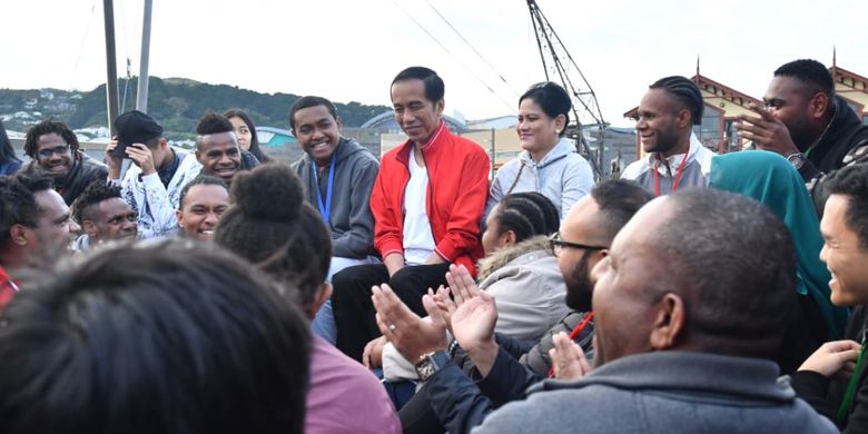 Presiden Joko Widodo dan Ibu Negara Iriana berbincang dengan mahasiswa dan pelajar Indonesia di Wellington, Selandia Baru, Senin (19/3/2018).