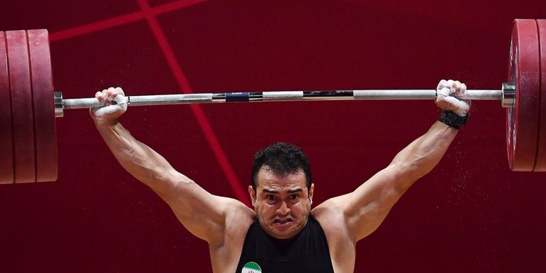 Lifter Iran Sohrab Moradi melakukan angkatan snatch pada nomor angkat besi putra 94 kg Group A yang memecahkan rekor dunia pada Asian Games ke-18 2018 di JiExpo, Jakarta, Sabtu (25/8/2018). Sohrab berhasil mengangkat 189 kg pada angkatan snatch dan memecahkan rekor dunia yang dipegang lifter Yunani Kaskiasvilis (188 kg /snatch).  