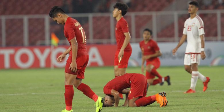 Para pemain timnas U-19 Indonesia merayakan gol ke gawang UEA dalam laga lanjutan Grup A Piala Asia U-19 di Stadion Utama Gelora Bung Karno, Jakarta, Rabu (24/10/2018).