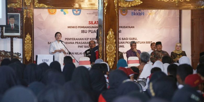 Menko PMK Puan Maharani berpesan kepada penerima bantuan untuk memanfaatkan bantuan sebaik-baiknya di Pendopo Bupati Sukoharjo, Sukoharjo, Jumat (9/11/2018).