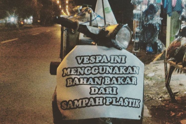 Vespa lawas yang digunakan Dimas dalam perjalanan touring Jakarta-Bali dengan bahan bakar sampah plastik