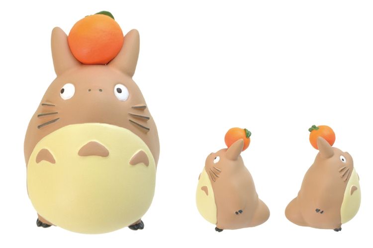 Totoro dan patung musim panas oranye, 1.800  yen (belum termasuk pajak). Terbuat dari resin polyester resin dan ukurannya lebar 53 x tinggi 85 x diameter 65mm.