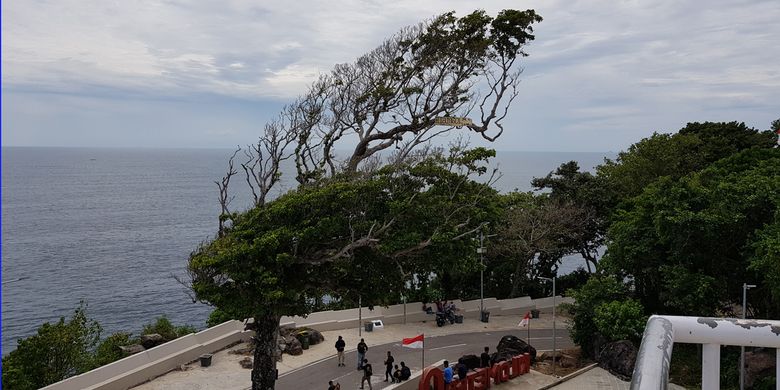 Wisatawan berfoto di depan Tugu Nol Kilometer, Kota Sabang, Aceh.