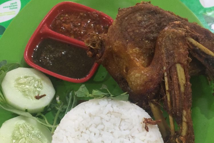 Bebek Palupi kuliner nasi bebek dari Surabaya. terletak di jalan Rungkut Raya. 