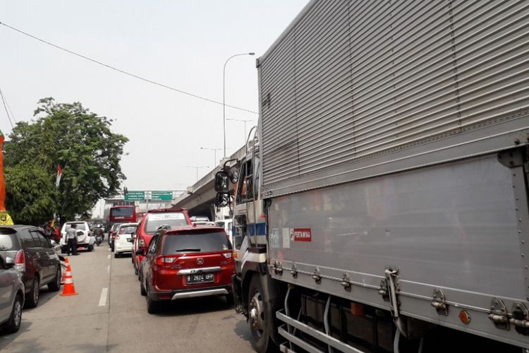 Kondisi kemacetan di Jalan Yos Sudarso, Jakarta Utara, jelang pintu tol Kebon Bawang, Kamis (12/7/2018).