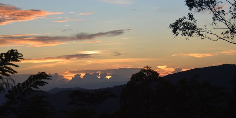 Matahari terbenam di Flores Barat dilihat dari lereng bukit perkampung Hatarara, Kecamatan Kuwuh, Manggarai Barat, Flores, NTT, Sabtu (30/3/2019).  