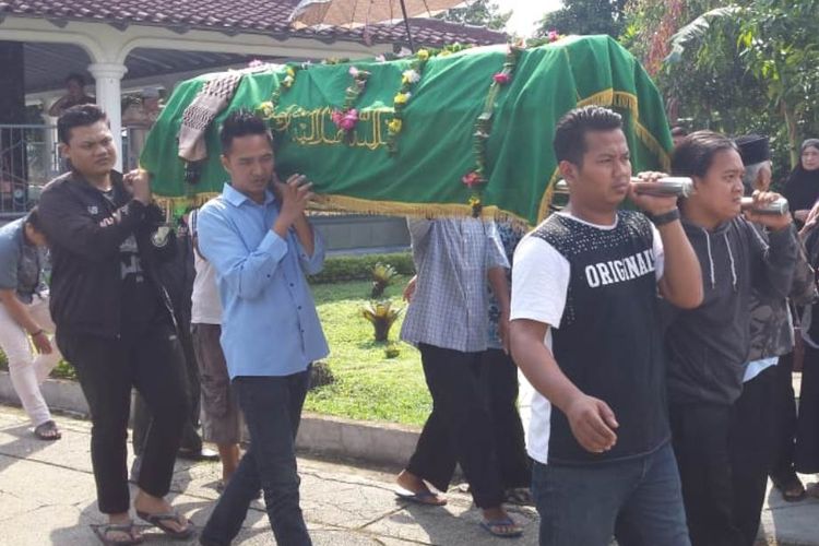 JENAZAH anggota KPPS 13 Perum Hegarmanah, Cianjur, Jawa Barat, Entis Tisna Sasmita (62) saat akan dibawa ke tempat peristirahatannya yang terakhir. Entis meninggal setelah diduga kelelahan usai menjalankan tugas di TPS. 