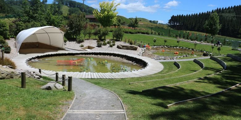 Taman kaca Lava Glass Sculpture Garden di Taupo, Selandia Baru. 
