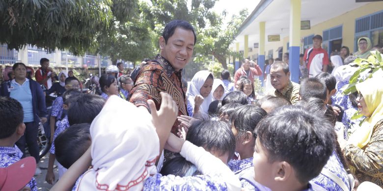 Siswa-siswi SD Pendrikan Lor 02 berebut bersalaman dengan Wali Kota Semarang Hendrar Prihadi. Wali Kota Semarang datang ke sana dalam rangka sidak mengecek kondisi infrastruktur sekolah. 