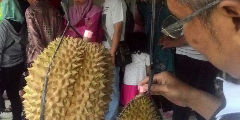 Para pedagang menyajikan durian di rest area kawasan embung Banjaroya di Dusun Tonogoro, Banjaroya, Kalibawang, Kulon Progo, DI Yogyakarta. Sekarang tengah berlangsung musim durian di Banjaroya. Wisatawan mencarinya sampai ke kampung-kampung.