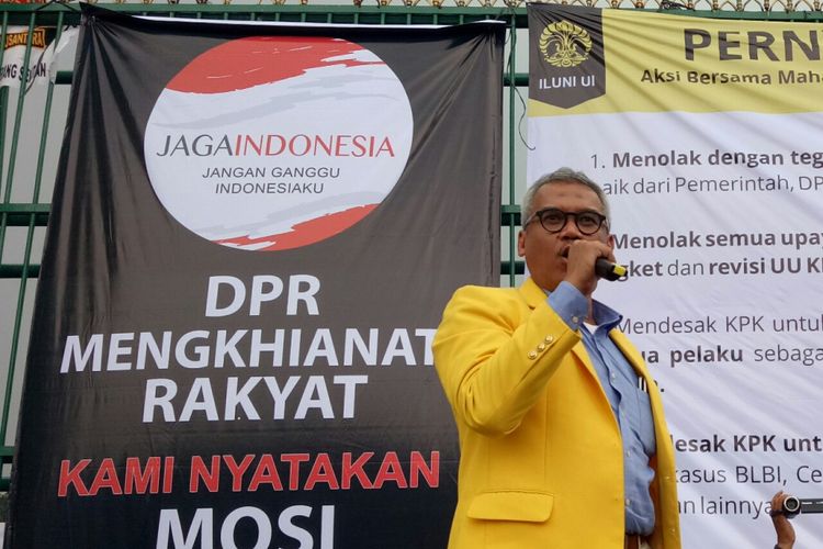 Ketua Umum Iluni UI Arief Budhy Hardono berorasi di depan Gedung DPR menolak hak angket