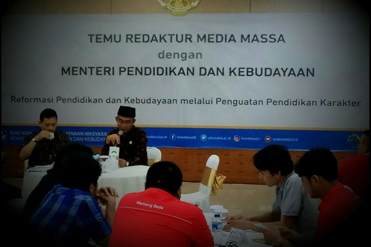 Menteri Pendidikan dan Kebudayaan, Muhadjir Effendy, dalam acara pertemuan dengan para redaktur media massa, di kantornya, Senayan, Jakarta Selatan, Selasa (12/7/2017).  
