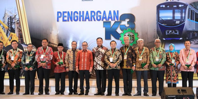 Para penerima penghargaan K3 berfoto bersama Menteri Ketenagakerjaan M. Hanif Dhakiri di Ruang Birawa Hotel Bidakara, Jakarta Selatan, Senin (22/4/2019) malam. 