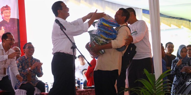 Menteri Pertanian Andi Amran Sulaiman memberikan bantuan bibit kepada para petani pada acara Apresiasi dan Sinkronisasi Program Kementerian Pertanian di Kabupaten Cirebon, Kamis (28/03/2019).