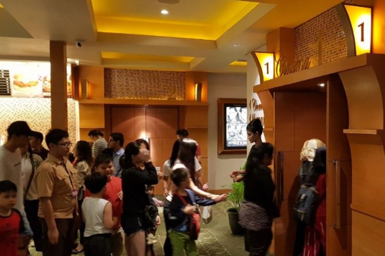 Sejumlah peminat film Avengers Infinity War terlihat antri saat memasuki studio di Cinema XXI Mega Mall Batam Centre, Batam, Kepri.