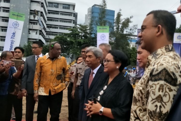 Menteri Luar Negeri Republik Indonesia, Retno Marsudi dan Gubernur DKI Jakarta Anies Baswedan melakukan groundbreaking pembangunan gedung sekretariat ASEAN (Association of Southeast Asian Nations), Jumat (5/1/2018).