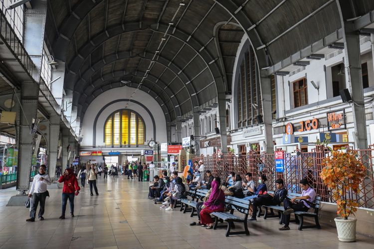 Suasana stasiun Jakarta Kota di Jakarta Barat, Kamis (7/9/2017). Jumlah penumpang yang naik dan turun di Stasiun Jakarta Kota mencapai 90.000 orang pada hari libur.