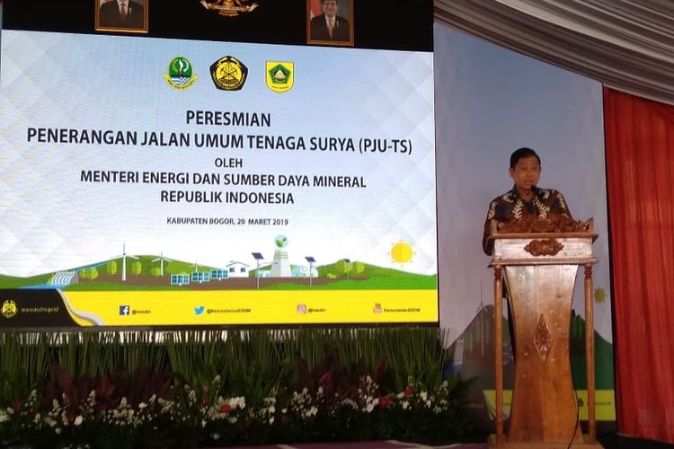 Menteri ESDM Ignasius Jonan saat meresmikan 900 PJU-TS di Kabupaten Bogor, Rabu (20/3/2019)