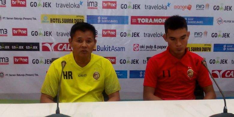 Wingback Sriwijaya FC, Zalnando bersama Hartono Ruslan di saat prescon berlangsung tadi sore.
