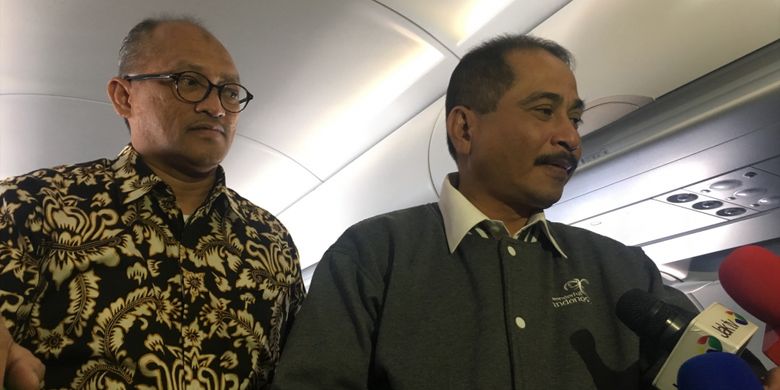 Direktur Utama Citilink Juliandra (kiri) dan Menteri Pariwisata Arief Yahya (kanan), dalam penerbangan Halim-Silangit, Sumatera Utara, Sabtu (28/10/2017). 