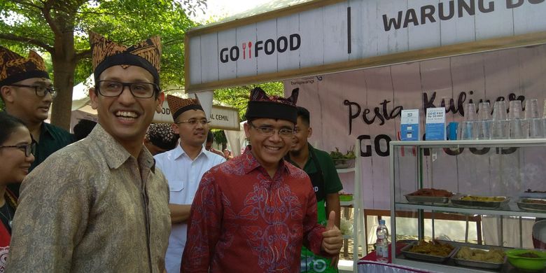 Bupati Banyuwangi Abdullah Azwar Anas dan Nadiem Makarim CEO Go-Jek saat berkunjung di Pesta Kuliner Go Food Banyuwangi, Jumat (15/12/2017).