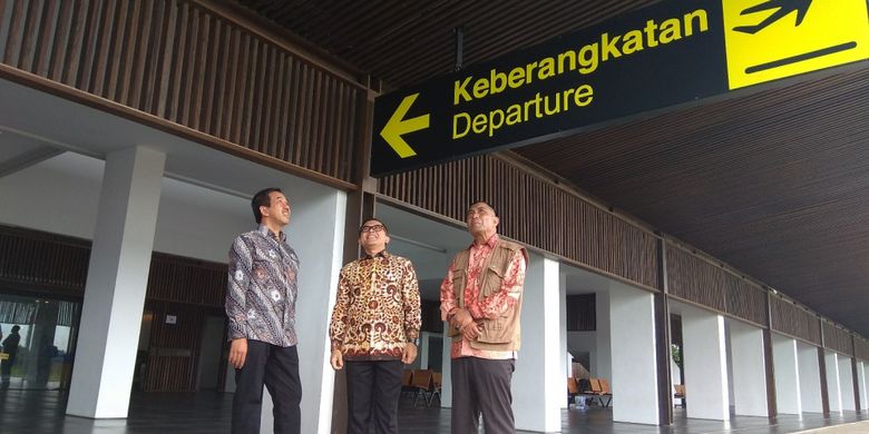 Bupati Banyuwangi Abdullah Azwar Anas (tengah) dan Dirut PT Angkasa Pura II Muhammad Awaluddin (batik hitam) saat meninjau bandara Banyuwangi Jumat (22/12/2017).