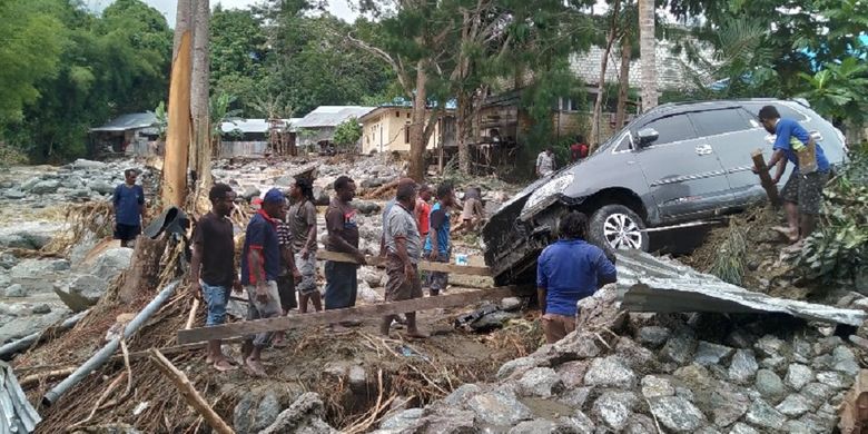 Banjir bandang menerjang Distrik Sentani, Kabupaten Jayapura, Papua, pada Sabtu (16/3/2019) malam hingga Minggu dini hari.