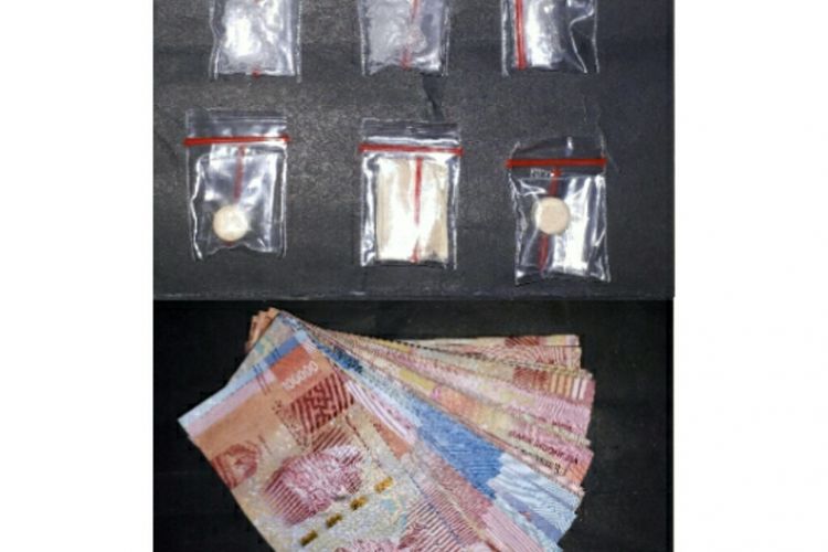 Barang bukti narkotika dan uang yang diamankan dari tersangka Kurnia Sari saat diamankan di depan Lapas Kelas 2 Tanjung  Raja