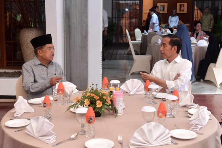 Suasana santap siang Presiden Joko Widodo dengan Wakil Presiden Jusuf Kalla di kediaman Kalla, Jalan Haji Bau, Nomor 16, Kota Makassar, Sulawesi Selatan, Sabtu (21/12/2018).