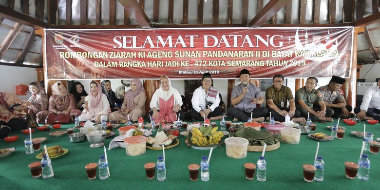 Wali Kota Semarang, Hendrar Prihadi, bersama jajaran Muspida dan pejabat di lingkungan Pemerintah Kota Semarang berziarah ke makam Sunan Pandanaran II atau lebih dikenal dengan Sunan Bayat, Kamis (11/4/2019).

