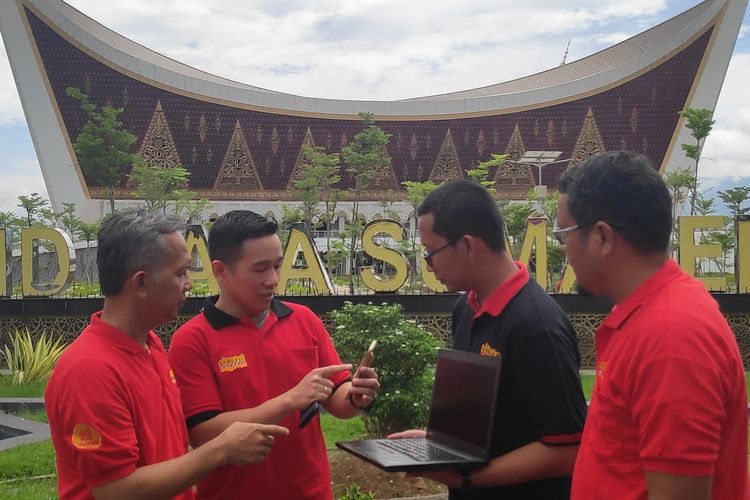 Tampak pada gambar Selo Purnomo, Division Head Sumatera Field Engineer (paling kiri) dan Martoni, Sales Area Manager Padang (paling kanan) saat uji jaringan Ramadhan dan Lebaran di Masjid Raya Sumatera Barat, kota Padang, Kamis (25/4/2019).