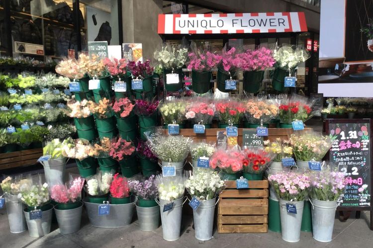 Bunga-bunga berwarna-warni yang berganti-ganti sesuai musim siap menyambutmu di depan toko UNIQLO FLOWER di Tokyo, Jepang.