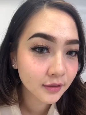 Konsumen mencoba lipstik secara virtual di aplikasi Beauty Cam Shopee.